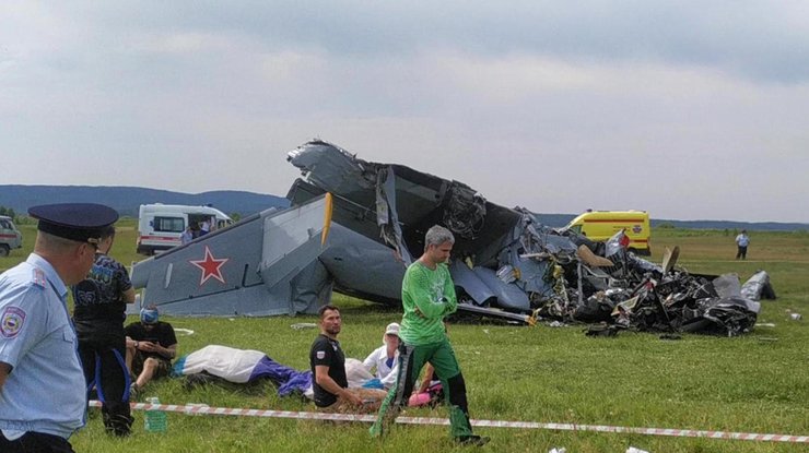 Погибли 2 члена экипажа и 7 парашютистов/ фото: iz.ru