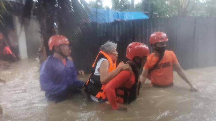 Фото: шторм на Филиппинах / Twitter