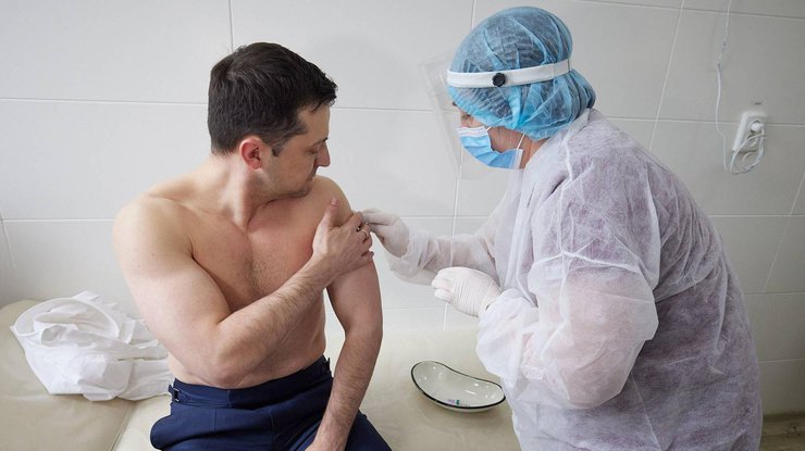 Владимир Зеленский во время вакцинации