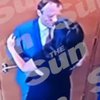 Женатый глава МОЗ Британии устроил жаркие поцелую со своей помощницей прямо в кабинете (видео)