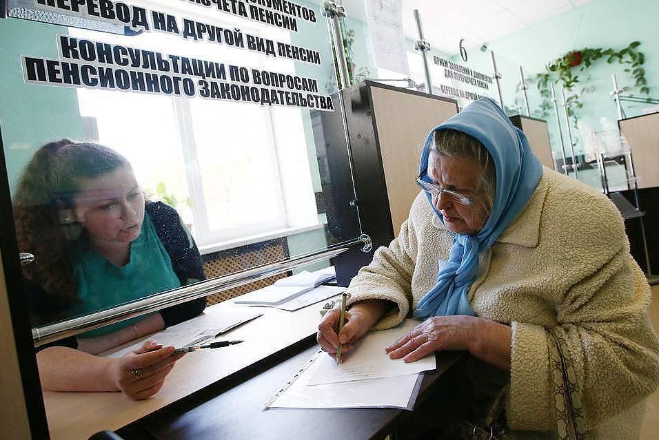 С 1 апреля 2021 пенсионный возраст для женщин в Украине повышен до 60 лет. Таким образом сравнялся возраст выхода на заслуженный отдых и мужчин, и женщин - 60 лет, однако для получения пенсии страховой стаж должен быть не менее 28 лет