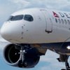"Остановите самолет": в США пассажир устроил дебош на борту (видео)