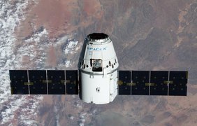 SpaceX "припарковали" свой грузовой корабль на МКС