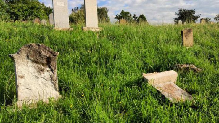 Фото: вандалы разрушили надгробия на еврейском кладбище / jewishnews.com.ua 