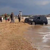В Крыму внедорожник застрял на пляже (видео) 