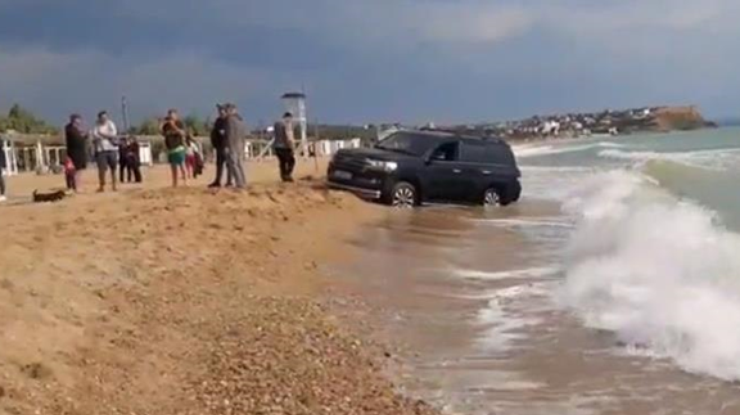 Внедорожник застрял на пляже / Фото: стоп-кадр из видео 