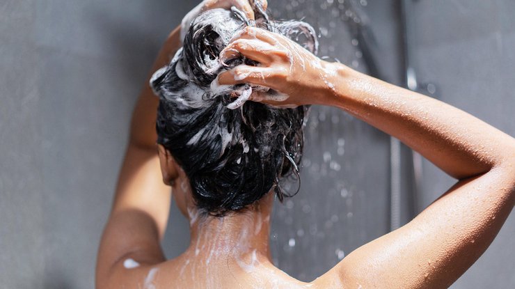 Можно ли мыть голову каждый день/ Фото: cosmo.ru