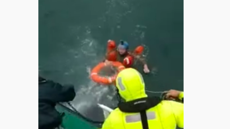 Фото: парашютиста унесло в море / скриншот