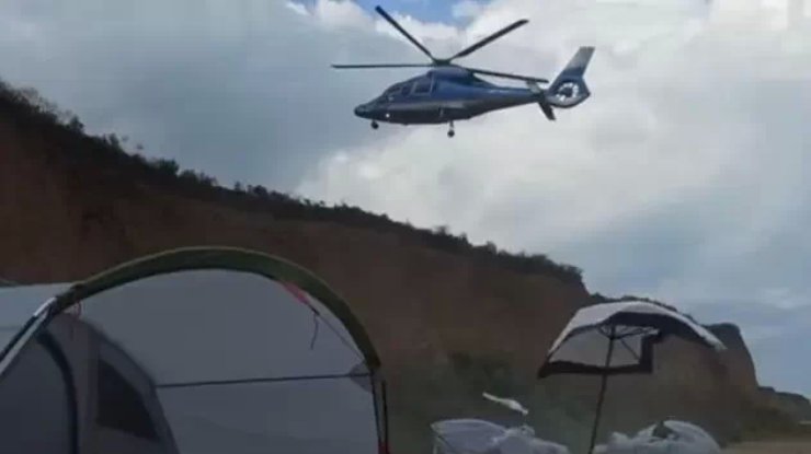 Вертолет снес палатки/ Фото: стоп-кадр из видео