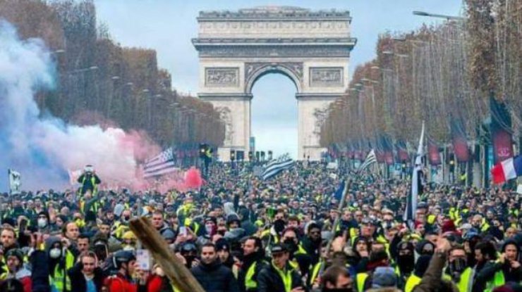 Фото: протесты во Франции / twitter.com/pplatesrgrate