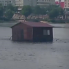 В Киеве по реке "дрейфовал" дом (видео) 