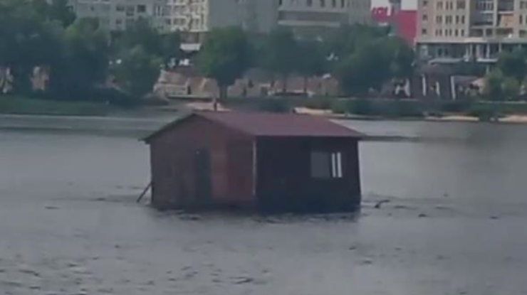 Дом плыл по реке / Фото: стоп-кадр из видео
