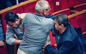 В Раде депутат от "Батькивщины" ударил "слугу народа" (фото)