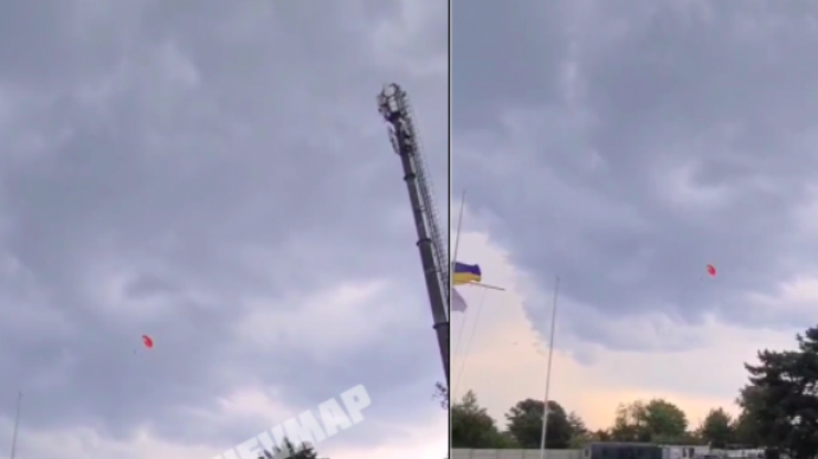 Фото: в Киеве парашютиста унесло ветром / скриншот