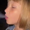 В Харькове женщина угостила 7-летнюю племянницу кальяном и засняла ее на видео 