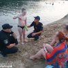 Подплыл и начал трогать: на пляже Харькова педофил приставал к девочке (видео)
