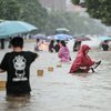 В Китае из-за наводнения прорвало плотину, и погибли люди в метро (видео)