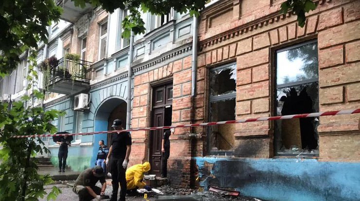 В здании взрывом выбило окна/ фото: Нацполиция
