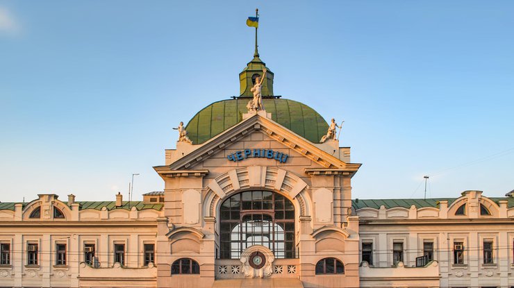 Фото: вокзал в Черновцах / Википедия