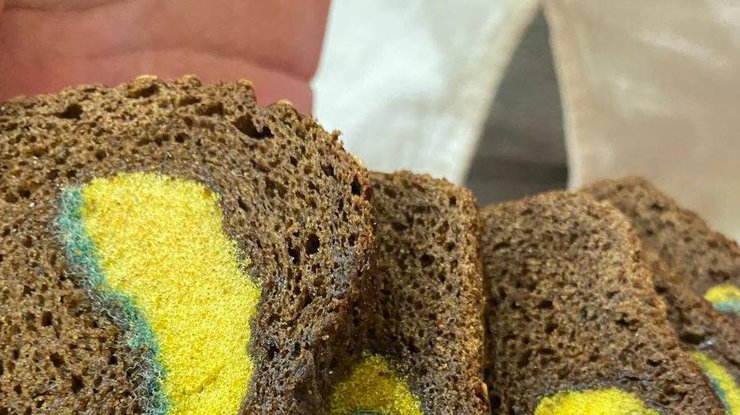 Фото: хлеб с мочалкой продавали в Днепре / Х**вый Днепр Telegram