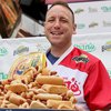 Американец по прозвищу Челюсти установил мировой рекорд по поеданию хот-догов (видео)