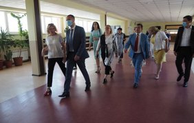 Фото: министр образования положительно оценил нововведения в школах Одессы