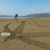 Художник з Хорватії створює картини граблями на піску