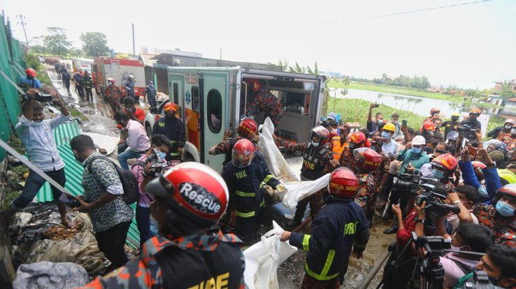 Спасатели выносят тела погибших из сгоревшей фабрики 