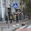 В Киеве девушка устроила стриптиз на дорожном знаке (видео)