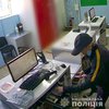 В Киеве уголовник с ножом ограбил почту (видео)