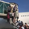 В аэропорту Кабула люди отчаянно штурмуют самолеты (видео)