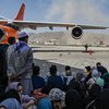 Возле аэропорта Кабула открыли огонь (видео)