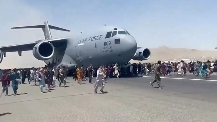Самолет взлетает из аэропорта Кабула