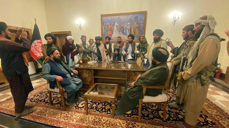 Талибы в президентском дворце в Кабуле