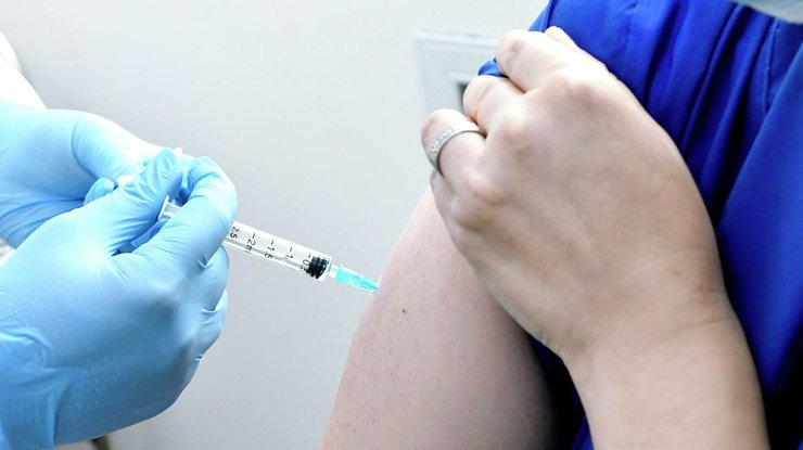 Третья доза прививки предназначена для 2 категорий/ фото: РИА Новости
