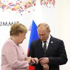 У Меркель на встрече с Путиным в кармане зазвонил телефон (видео)