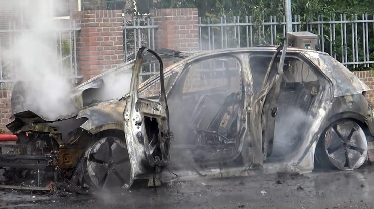 В Нидерландах сгорел электромобиль / Фото: стоп-кадр из видео 