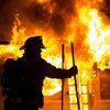 В Киеве произошел сильный пожар в жилом доме (видео)