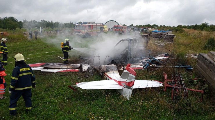 Воздушное судно потерпело крушение возле населенного пункта/ фото: Facebook