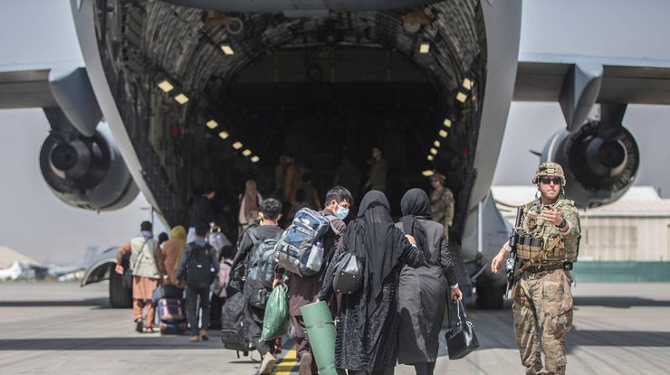Афганские беженцы грузятся в американской самолет