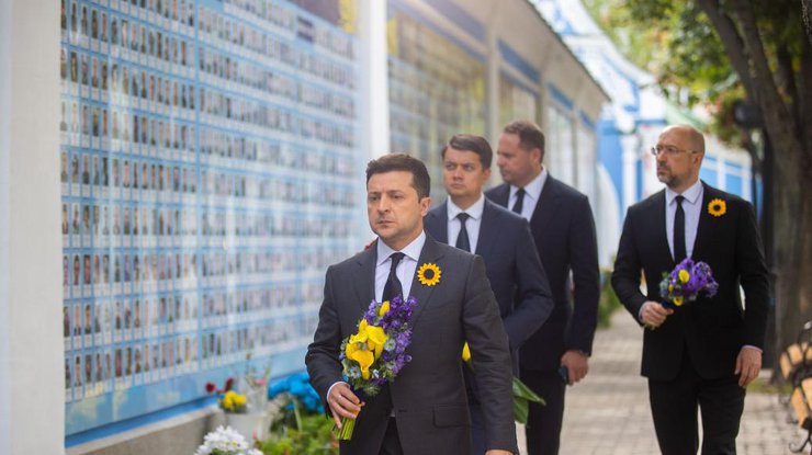 Зеленский возложил цветы к Стене памяти/ фото: Офис Президента