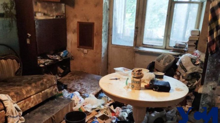 Фото: Одесситка превратила квартиру в свалку / usionline.com