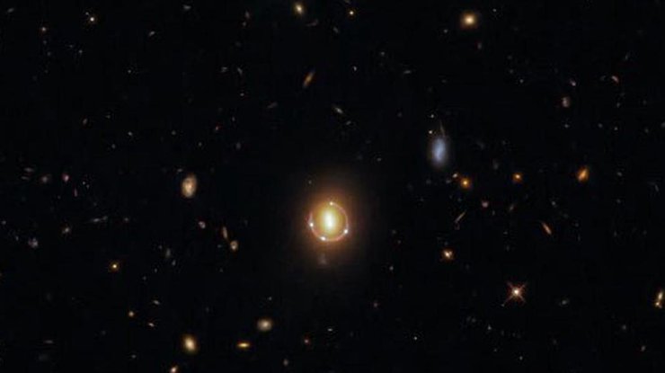 На снимке - увеличенный квазар 2M1310-1714