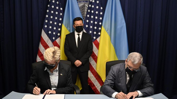 Владимир Зеленский на подписании соглашений между Украиной и США