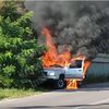 Водитель выпрыгивал на ходу: в Киеве сгорел автомобиль (видео)