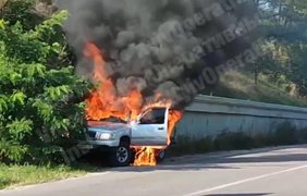 Водитель выпрыгивал на ходу: в Киеве сгорел автомобиль (видео)