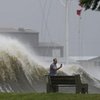 На США снова надвигается тропический шторм