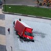 В центре Киева в открытый накануне фонтан провалился грузовик (видео)