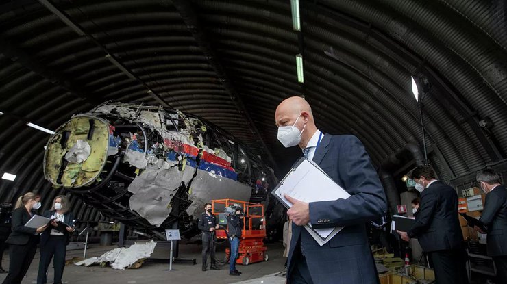 Судья Хендрик Стинхейс осматривает останки Boeing 777 рейса МН17