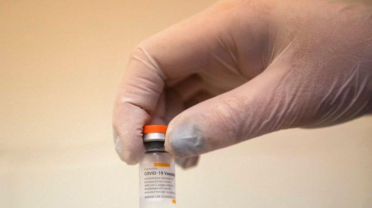 Ампула китайской вакцины CoronaVac / Фото: Matilde Campodonico/AP